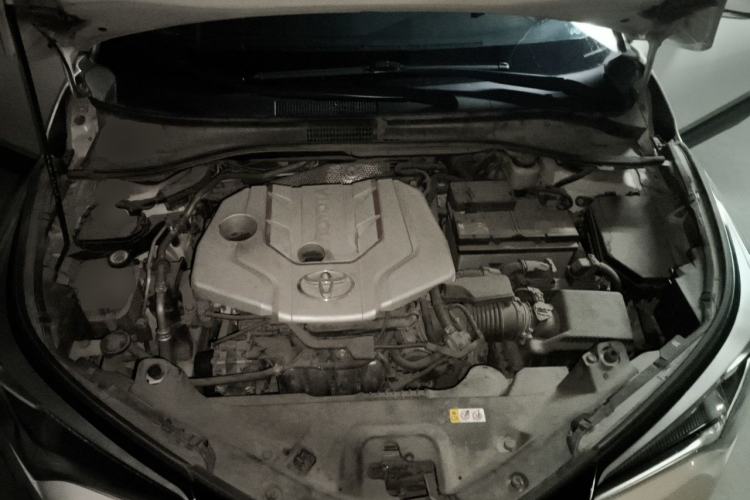 Used Toyota C-HR 2018 2.0L Luxury Sunroof Version China VI Standard Engine Bay