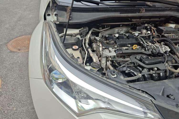 Used Toyota C-HR 2018 2.0L Leading with Sunroof China VI Standard Engine Bay Right