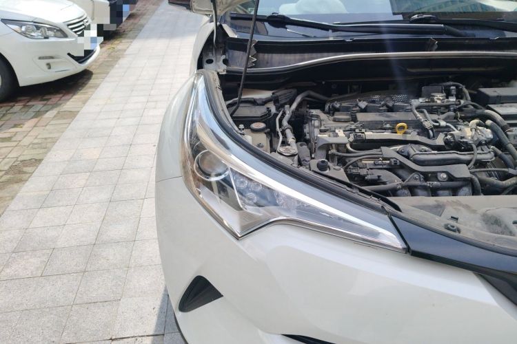 Used Toyota C-HR 2018 2.0L Leading with Sunroof China VI Standard Engine Bay Right