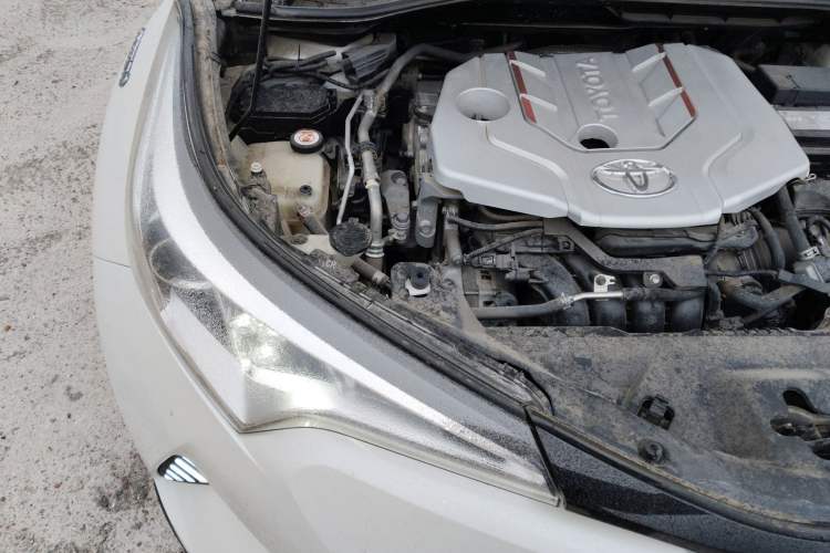 Used Toyota C-HR 2018 2.0L Leading with Sunroof China VI Standard Engine Bay Right