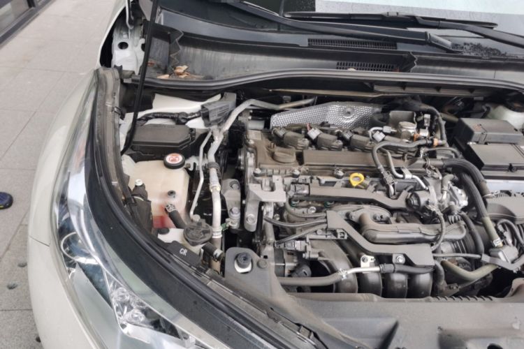 Used Toyota C-HR 2018 2.0L Leading with Sunroof China VI Standard Engine Bay Right