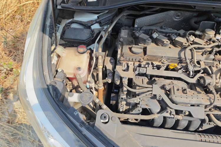 Used Toyota C-HR 2018 2.0L Leading Edition China VI Engine Bay Right