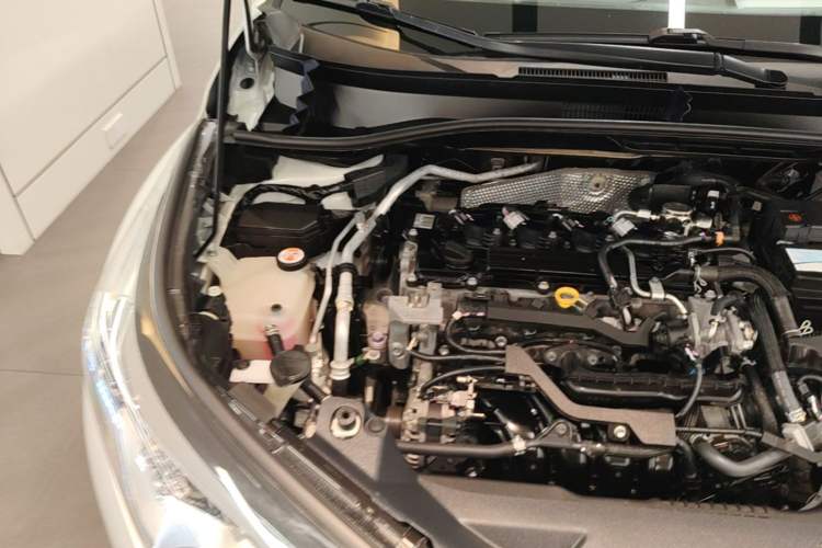 Used Toyota C-HR 2018 2.0L Leading with Sunroof China VI Standard Engine Bay Right