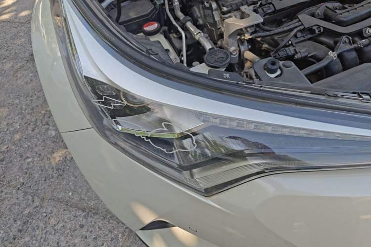 Used Toyota C-HR 2018 2.0L Luxury Sunroof Version China V Emission Standard Engine Bay Right
