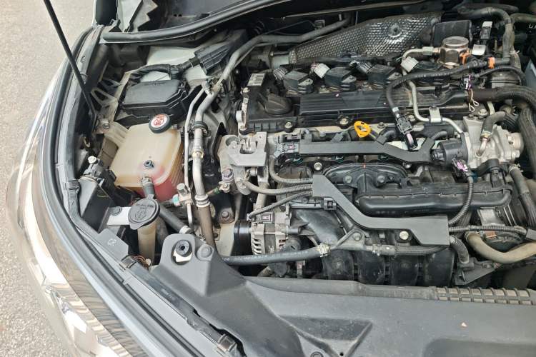 Used Toyota C-HR 2018 2.0L Leading Edition China VI Engine Bay Right