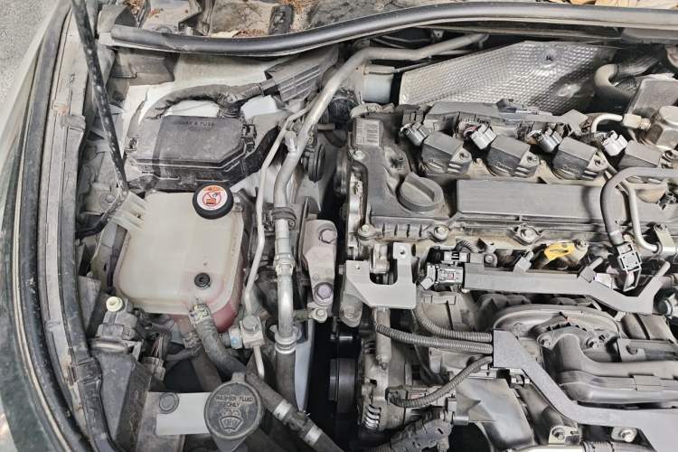 Used Toyota C-HR 2018 2.0L Leading with Sunroof China VI Standard Engine Bay Right
