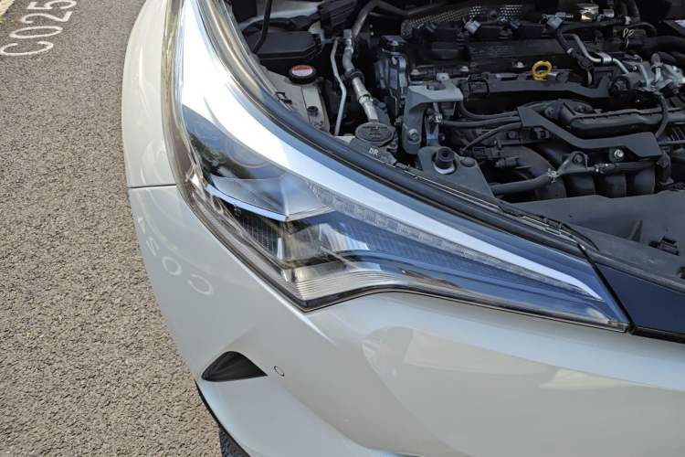 Used Toyota C-HR 2018 2.0L Luxury Sunroof Version China V Emission Standard Engine Bay Right
