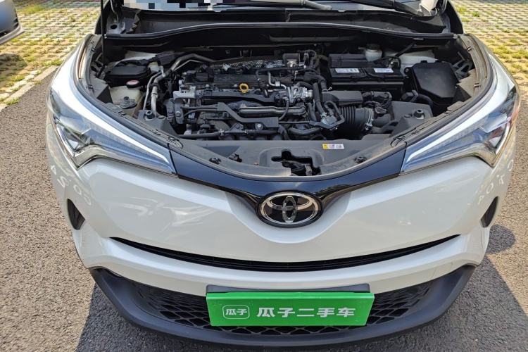 Used Toyota C-HR 2018 2.0L Luxury Sunroof Version China V Emission Standard Engine Bay