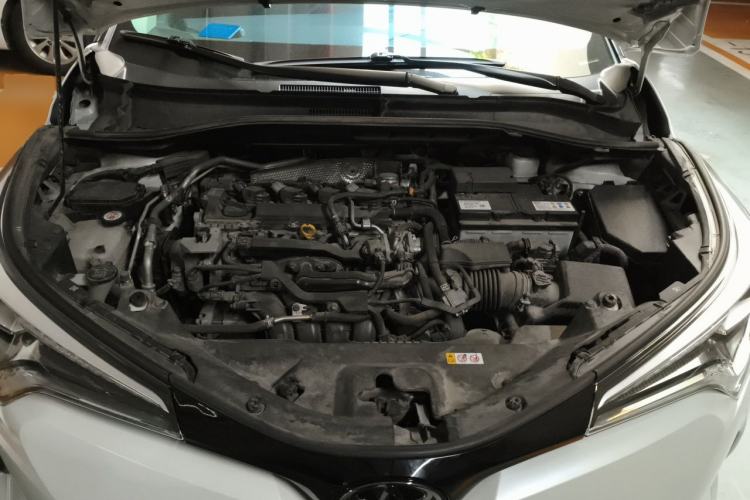 Used Toyota C-HR 2018 2.0L Luxury Sunroof Version China VI Standard Engine Bay