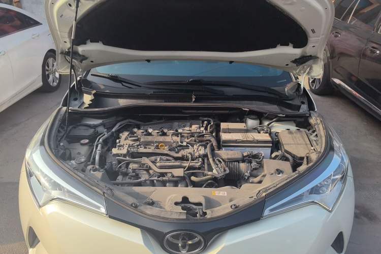 Used Toyota C-HR 2018 2.0L Leading with Sunroof China VI Standard Engine Bay