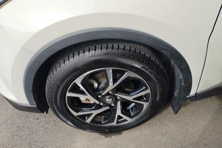 Used Toyota C-HR 2018 2.0L Leading with Sunroof China V Standard Exterior 2
