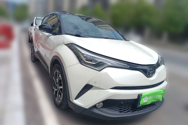 Used Toyota C-HR 2018 2.0L Luxury Sunroof Version China VI Standard Front Right 45 Deg