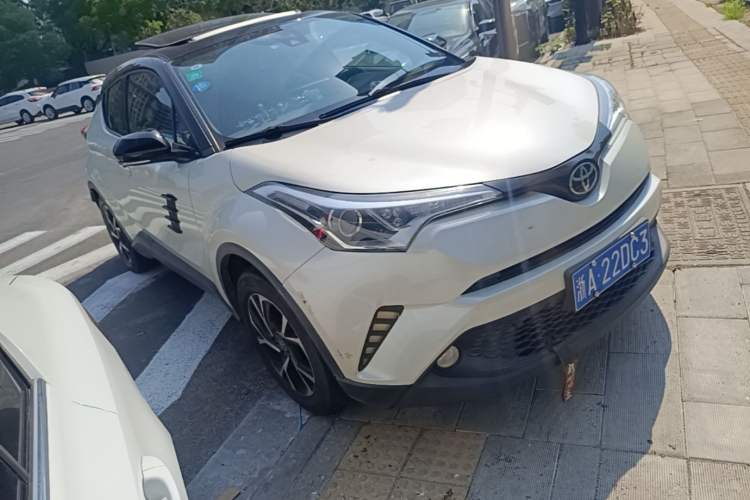 Used Toyota C-HR 2018 2.0L Leading with Sunroof China V Standard Front Right 45 Deg
