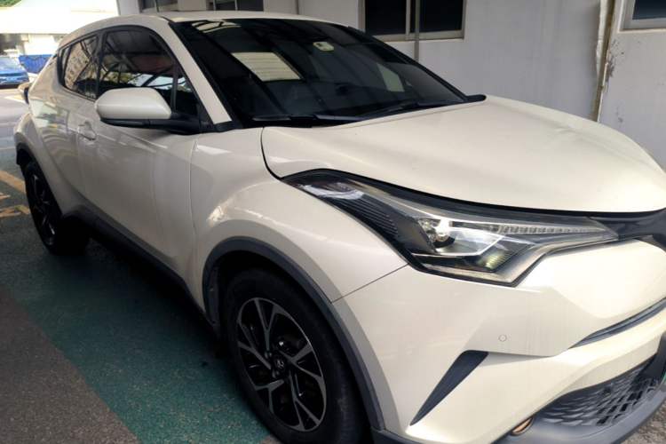 Used Toyota C-HR 2018 2.0L Flagship Sunroof Version China V Standard Front Right 45 Deg