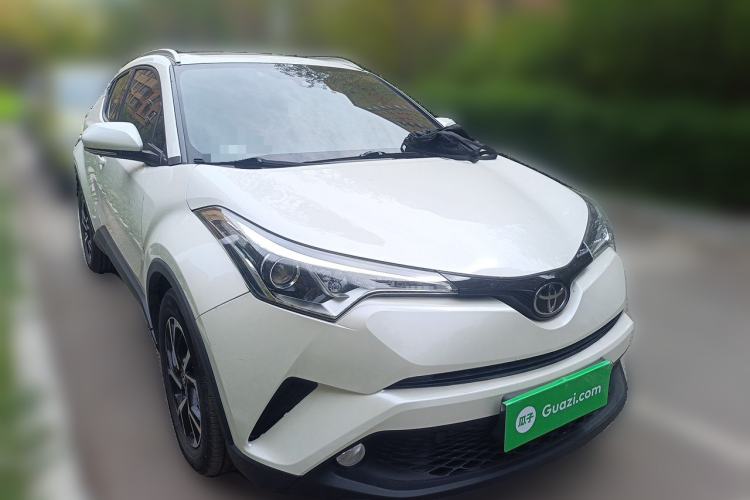 Used Toyota C-HR 2018 2.0L Leading with Sunroof China V Standard Front Right 45 Deg