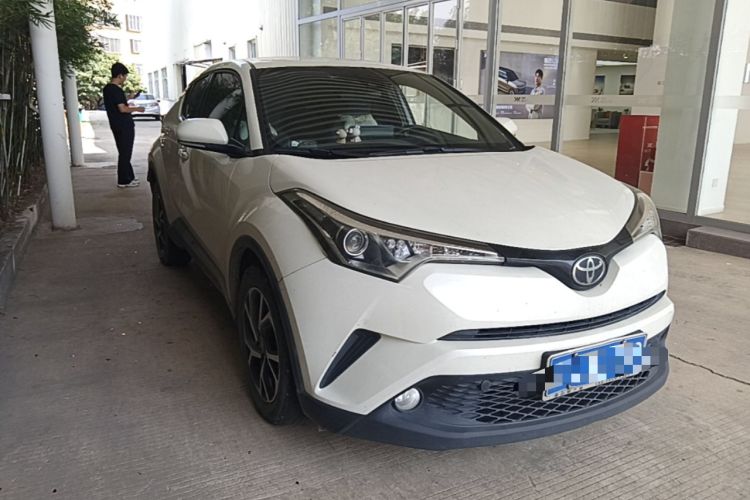 Used Toyota C-HR 2018 2.0L Leading Edition China VI Front Right 45 Deg