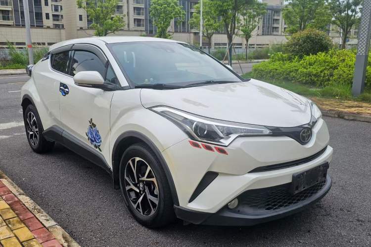 Used Toyota C-HR 2018 2.0L Leading Edition China V-standard Front Right 45 Deg