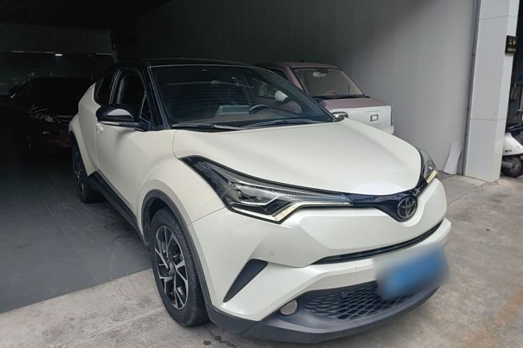 Used Toyota C-HR 2018 2.0L Flagship Version China V Standard Front Right 45 Deg
