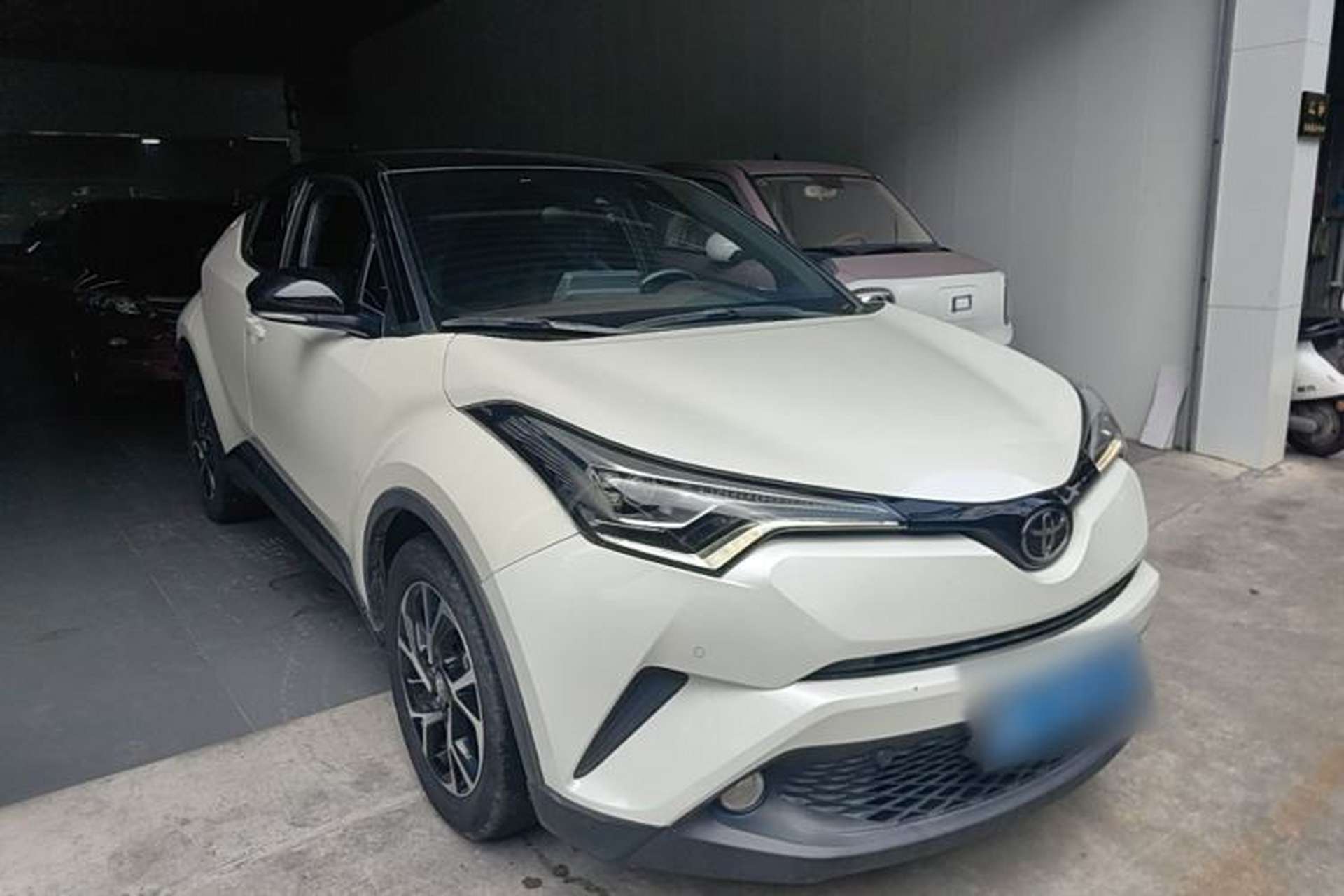 Used Toyota C-HR 2018 2.0L Flagship Version China V Standard Front Right 45 Deg