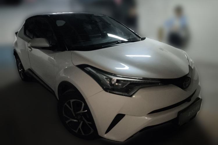 Used Toyota C-HR 2018 2.0L Luxury Sunroof Version China VI Standard Front Right 45 Deg