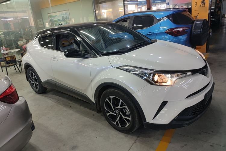 Used Toyota C-HR 2018 2.0L Leading with Sunroof China V Standard Front Right 45 Deg