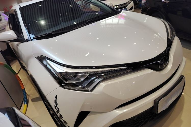 Used Toyota C-HR 2018 2.0L Luxury Sunroof Version China V Emission Standard Front Right 45 Deg