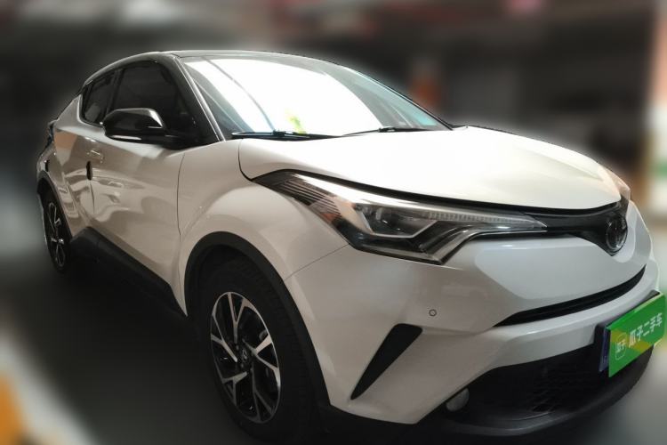 Used Toyota C-HR 2018 2.0L Luxury Sunroof Version China VI Standard Front Right 45 Deg