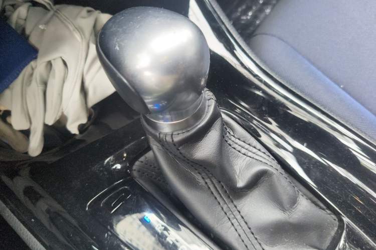 Used Toyota C-HR 2018 2.0L Luxury Sunroof Version China V Emission Standard Gear Lever
