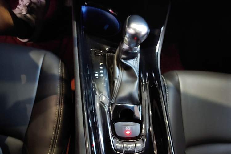 Used Toyota C-HR 2018 2.0L Luxury Sunroof Version China V Emission Standard Gear Lever