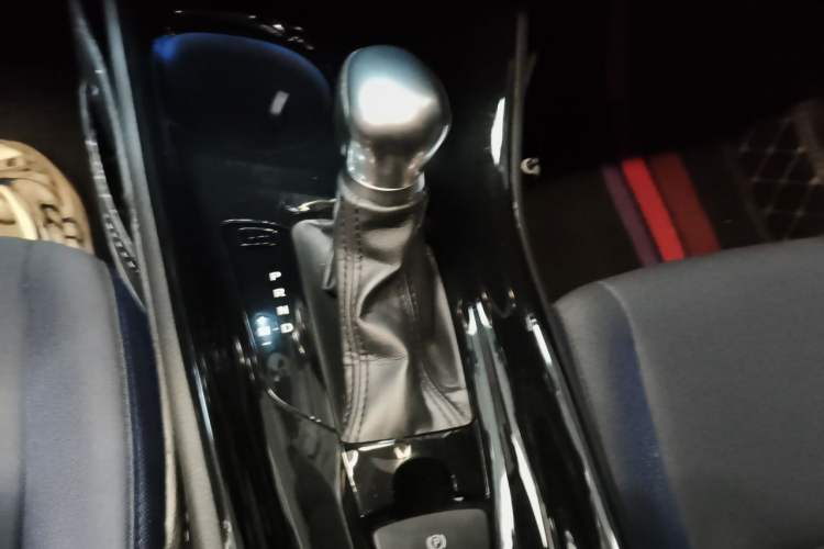 Used Toyota C-HR 2018 2.0L Luxury Sunroof Version China VI Standard Gear Lever