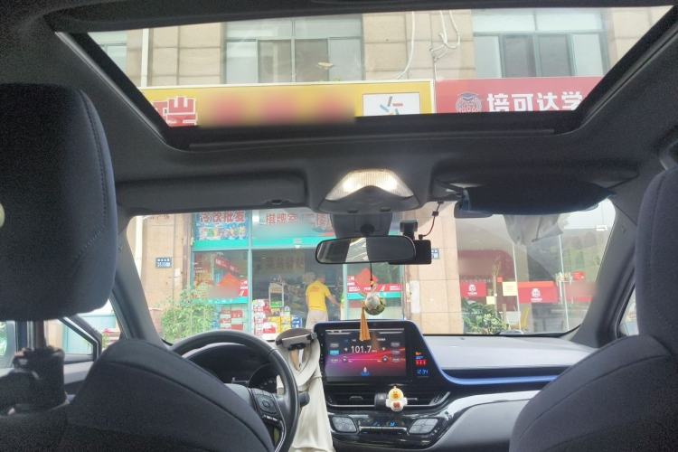 Used Toyota C-HR 2018 2.0L Luxury Sunroof Version China V Emission Standard Headliner