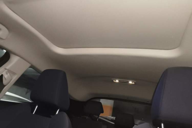 Used Toyota C-HR 2018 2.0L Luxury Sunroof Version China VI Standard Headliner