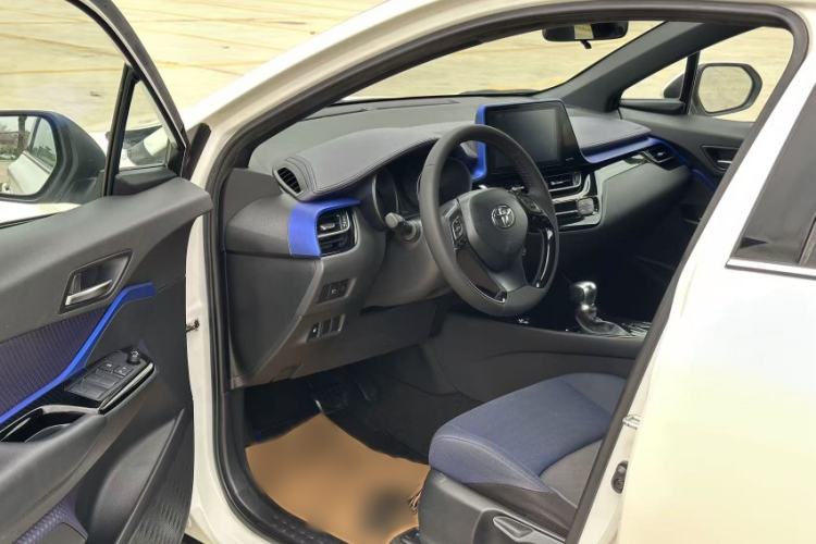 Used Toyota C-HR 2018 2.0L Luxury Edition China V Standard Interior 1