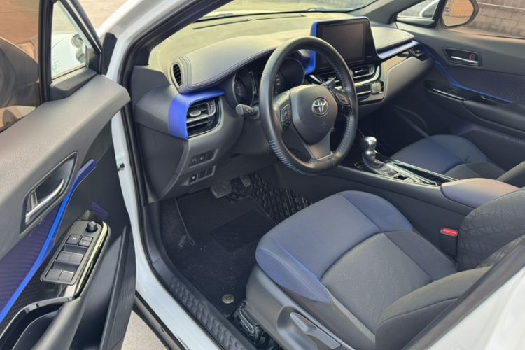 Used Toyota C-HR 2018 2.0L Leading with Sunroof China V Standard Interior 3