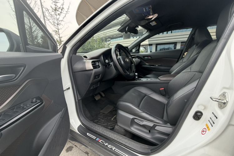Used Toyota C-HR 2018 2.0L Flagship Version China V Standard Interior 3