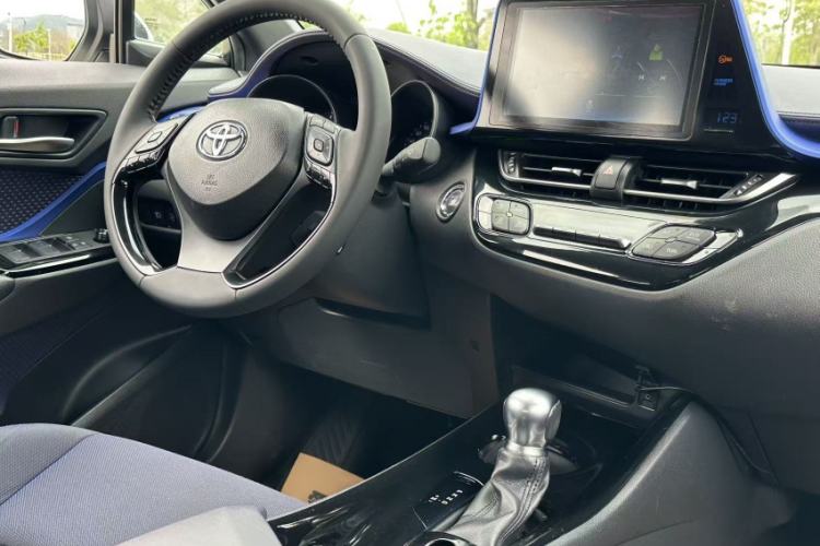 Used Toyota C-HR 2018 2.0L Luxury Edition China V Standard Interior 4
