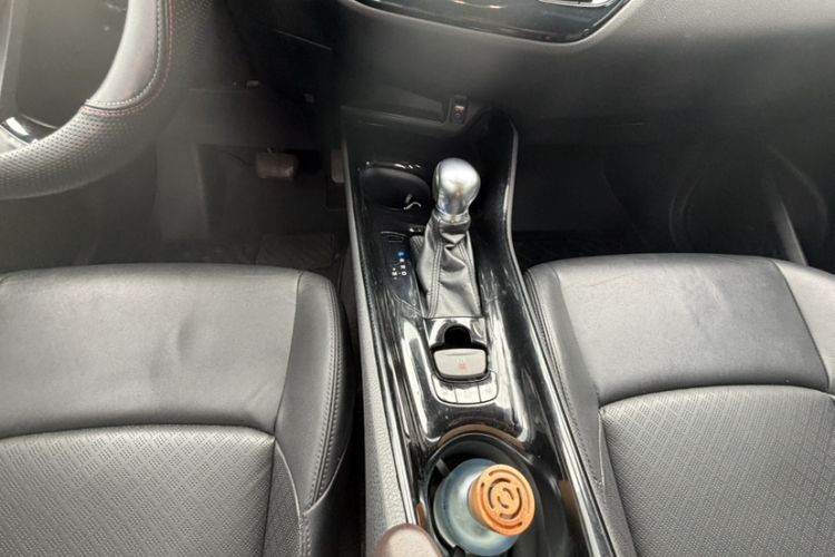 Used Toyota C-HR 2018 2.0L Flagship Version China V Standard Interior 4
