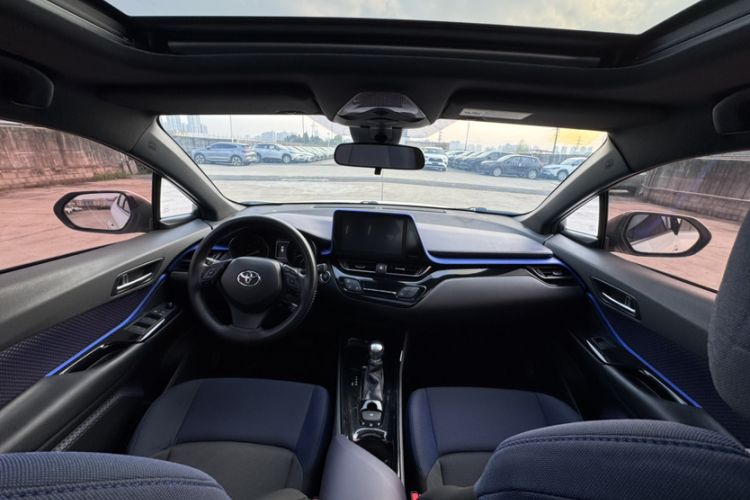 Used Toyota C-HR 2018 2.0L Leading with Sunroof China V Standard Interior 5