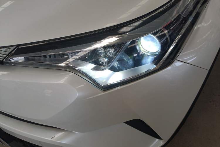 Used Toyota C-HR 2018 2.0L Leading with Sunroof China VI Standard Left Front Headlight