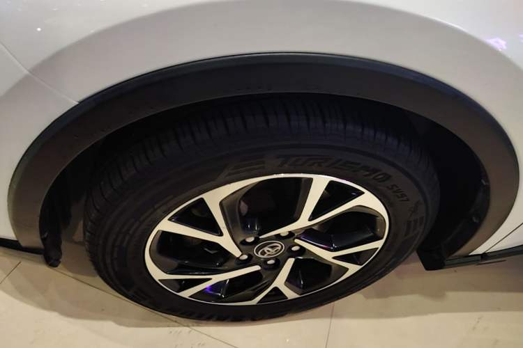 Used Toyota C-HR 2018 2.0L Luxury Sunroof Version China V Emission Standard Left Front Wheel Hub