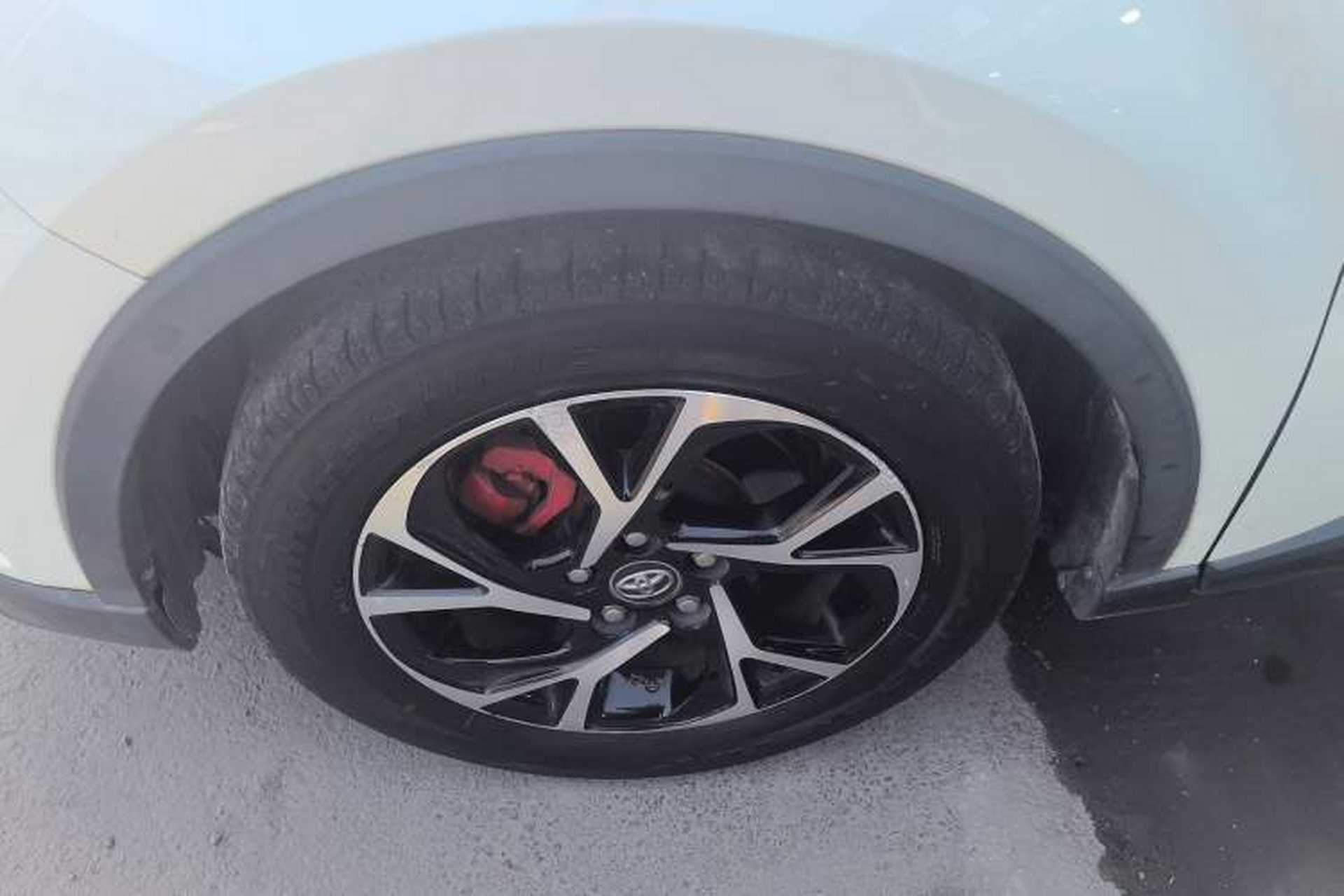 Used Toyota C-HR 2018 2.0L Leading with Sunroof China VI Standard Left Front Wheel Hub