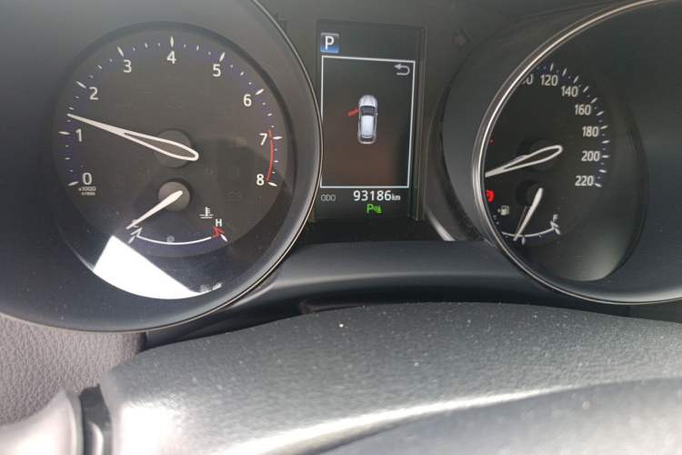 Used Toyota C-HR 2018 2.0L Luxury Sunroof Version China VI Standard Odometer Close Up