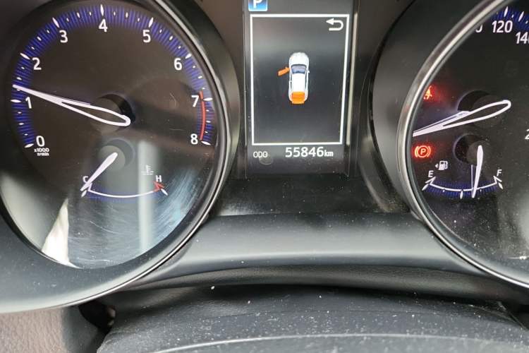 Used Toyota C-HR 2018 2.0L Leading with Sunroof China VI Standard Odometer Close Up