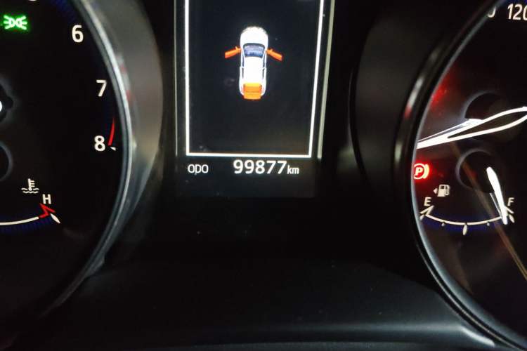 Used Toyota C-HR 2018 2.0L Leading with Sunroof China V Standard Odometer Close Up