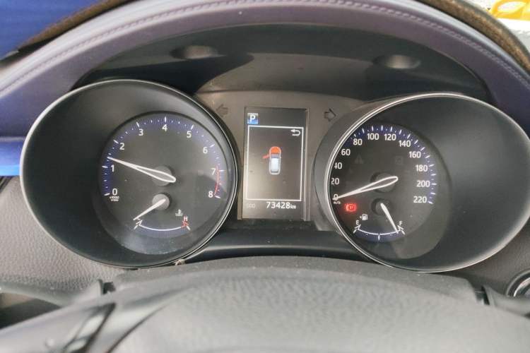 Used Toyota C-HR 2018 2.0L Leading with Sunroof China VI Standard Odometer Close Up