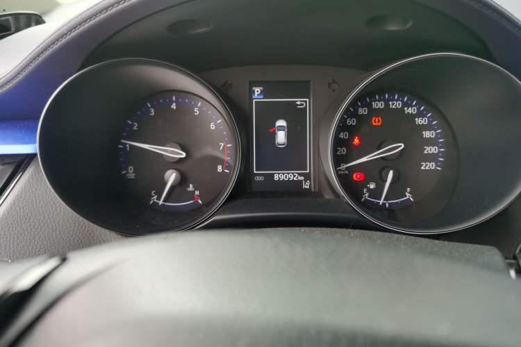 Used Toyota C-HR 2018 2.0L Leading with Sunroof China VI Standard Odometer Close Up