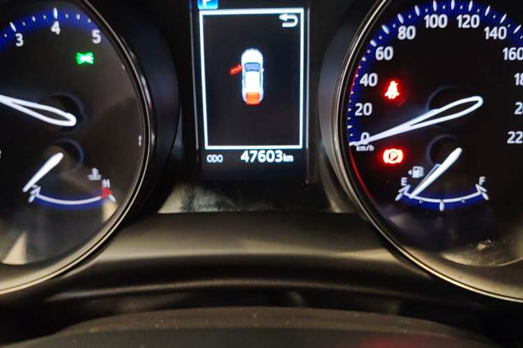 Used Toyota C-HR 2018 2.0L Leading with Sunroof China VI Standard Odometer Close Up