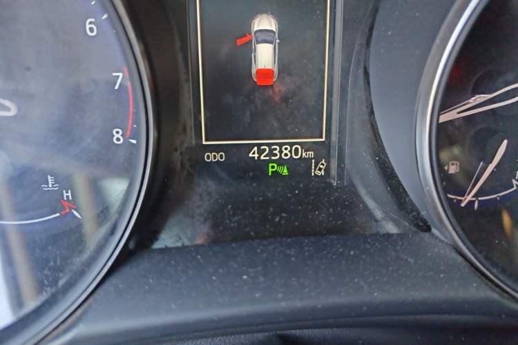 Used Toyota C-HR 2018 2.0L Luxury Sunroof Version China V Emission Standard Odometer Close Up
