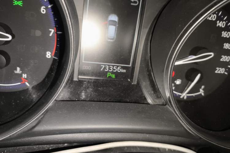 Used Toyota C-HR 2018 2.0L Luxury Sunroof Version China VI Standard Odometer Close Up