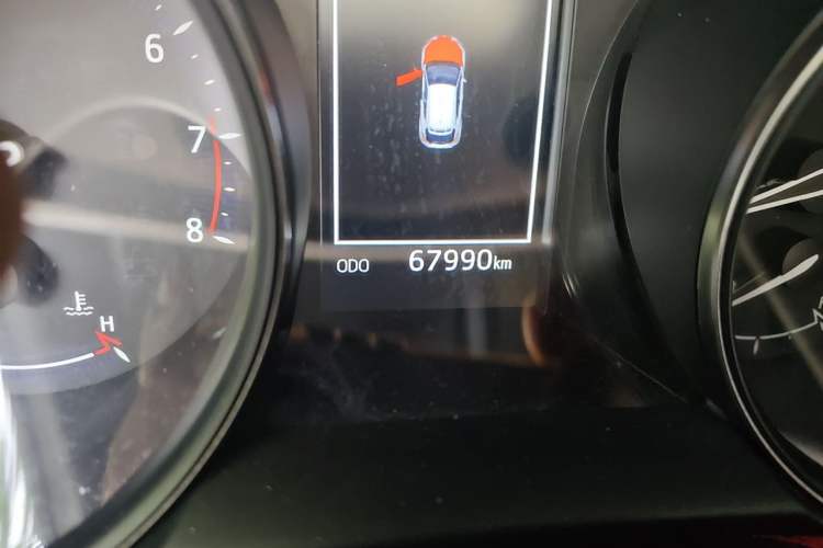 Used Toyota C-HR 2018 2.0L Leading with Sunroof China VI Standard Odometer Close Up
